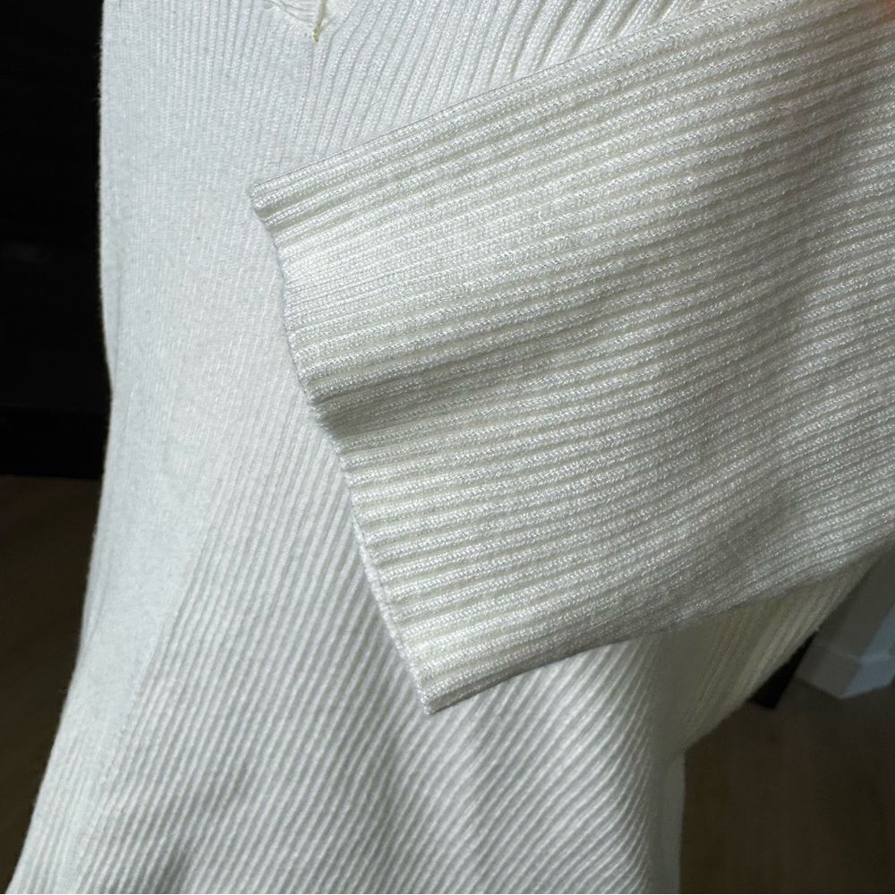 Halston Ribbed Sweater. Size Small - Picture 5 of 10
